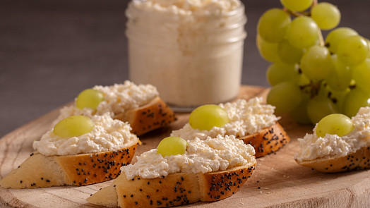 Jak na nejlepší česnekovou pomazánku: Tip na poměr sýrů i jarní bylinky a trik proti hořkosti