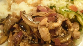 Pytlácká masová směs: rychlá večeře z jedné pánve s ďábelským masem a žampiony