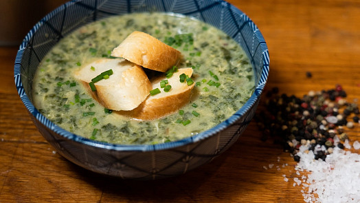 Nejrychlejší špenátová polévka: Krémovou klasiku připravíte za pár minut. Díky slanině bude ještě lahodnější