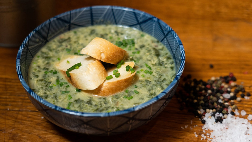 Nejrychlejší špenátová polévka: Krémovou klasiku připravíte za pár minut. Díky slanině bude ještě lahodnější