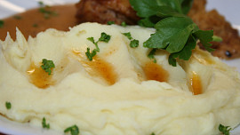 Bramborová kaše nikdy nebyla lepší! Jeden krok před vařením brambor udělá z obyčejného jídla delikatesu