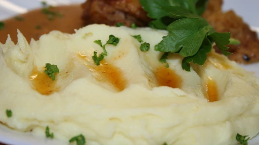 Bramborová kaše nikdy nebyla lepší! Jeden krok před vařením brambor udělá z obyčejného jídla delikatesu