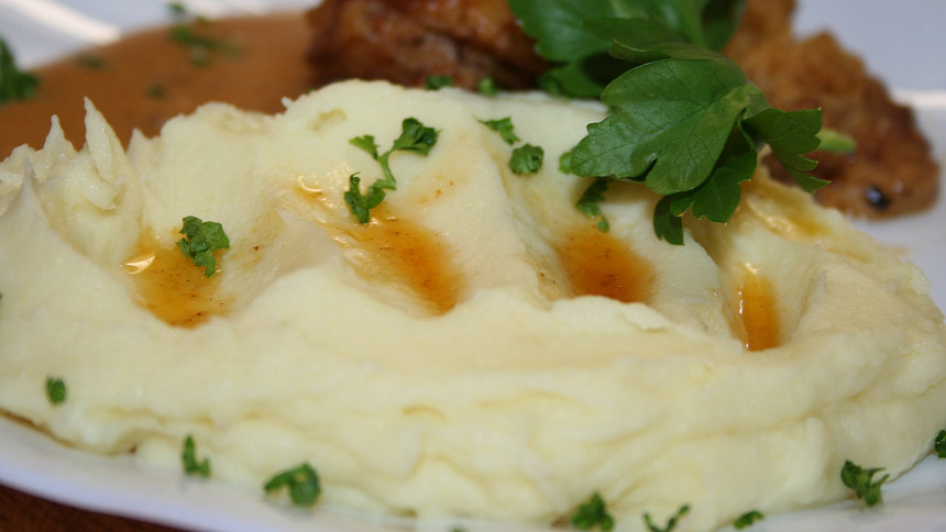 Bramborová kaše nikdy nebyla lepší! Jeden krok před vařením brambor udělá z obyčejného jídla delikatesu