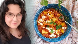 Holka u plotny radí: Kořeněná rajčatová omáčka se sýrem je skvělou rychlou večeří, která nezruinuje peněženku a chutná božsky