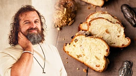 Vánočka podle receptu Josefa Maršálka: Dokonalé nakynutí zajistí snadný "okenní test", chuť vylepší poleva s oříšky a skořicí