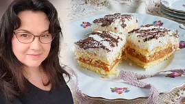 Holka u plotny radí: Retro kokosové řezy podle babičky Helenky jsou šťavnaté díky piškotovo-ovocné náplni a krásně voní