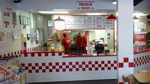 Arašídy zdarma, hranolky navíc a neomezeně příloh: Legendární fastfood Five Guys dorazí do Prahy a posadí vás na zadek