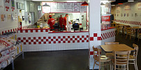 Arašídy zdarma, hranolky navíc a neomezeně příloh: Legendární fastfood Five Guys dorazí do Prahy a posadí vás na zadek