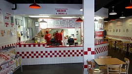 Arašídy zdarma, hranolky navíc a neomezeně příloh: Legendární fastfood Five Guys dorazí do Prahy a posadí vás na zadek