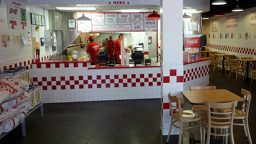 Arašídy zdarma, hranolky navíc a neomezeně příloh: Legendární fastfood Five Guys dorazí do Prahy a posadí vás na zadek