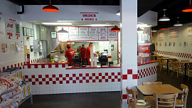 Do Prahy dorazí legendární fastfood Five Guys. Za 400 Kč získáte mega burger, boží hranolky i bezednou chuťovku v ceně