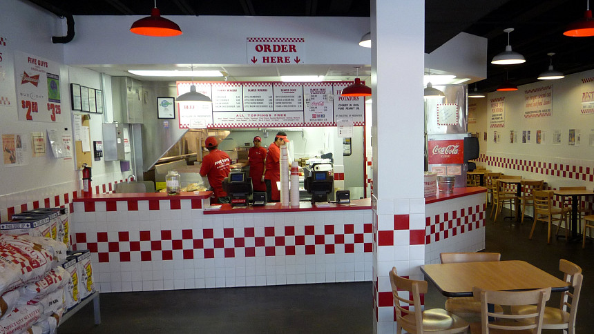 Do Prahy dorazí legendární fastfood Five Guys. Za 400 Kč získáte mega burger, boží hranolky i bezednou chuťovku v ceně