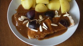 Staročeskou specialitou byl kapr na černo. S kořenovou zeleninou a švestkami je přímo vynikající