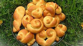 Cukrářka radí: Z jaké mouky péct tradiční velikonoční pečivo jidáše, aby byly pořádně nadýchané?