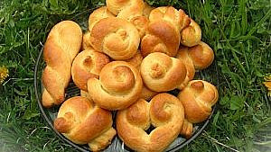 Cukrářka radí: Z jaké mouky péct tradiční velikonoční pečivo jidáše, aby byly pořádně nadýchané?