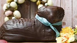 Biskupský beránek: Vláčný moučník voní ovocem a čokoládou a podle našeho receptu ho připraví i pekařští začátečníci bez zkušeností