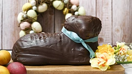 Biskupský beránek: Vláčný moučník voní ovocem a čokoládou a podle našeho receptu ho připraví i pekařští začátečníci bez zkušeností