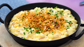 Rakouské käsespätzle připomínají halušky. Lehce pikantní máslovou chuť jim dodá sýr z Tyrolska a speciálně osmažená cibulka