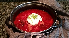 Oběd na neděli: Uvařte si bohatý boršč se třemi druhy masa, řepou a rajčaty