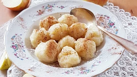 Jablečné knedlíčky jen ze dvou ingrediencí: Skvělá lehká večeře nebo rychlý letní dezert!