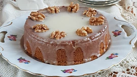 Holka u plotny radí: Jak upéct voňavý a nadýchaný medový dort? Je to snadné!