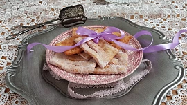 Holka u plotny radí: Jak na masopustní boží milosti? Zkuste je s vínem a skořicovým cukrem!