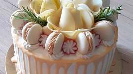Hitem sociálních sítí je tento slaný dort z kynutého těsta: Makronky z mini sýrů jej nádherně dekorují