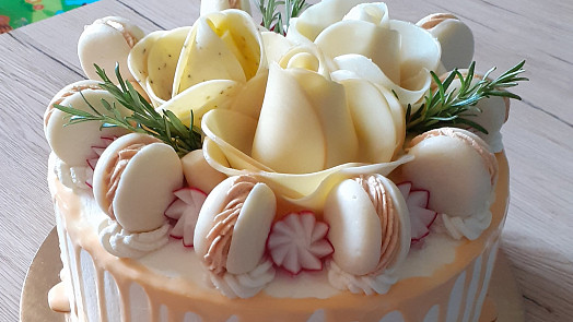 Hitem sociálních sítí je tento slaný dort z kynutého těsta: Makronky z mini sýrů jej nádherně dekorují