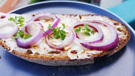 Šílené, ale kdysi oblíbené kombinace na chleba: Sádlo s hořčicí, máslo s maggi a cibulí a další socialistické pochoutky