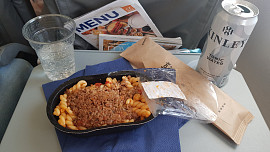 Otestovali jsme jídlo v letadle Smartwings: Boloňské těstoviny za 125 Kč příjemně překvapily, šokovala cena za dětské menu