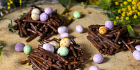 Sladká velikonoční hnízda z tyčinek: Jedlá dekorace pro koledníky, v níž skvěle vyniknou nejen čokoládová vajíčka