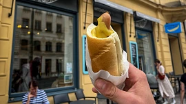 VIDEO: Kde mají v Praze nejlepší párek v rohlíku? Pochutnáte si už za 35 korun hned u tramvaje, vítěz je ale jinde