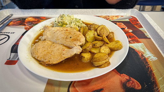 Vyzkoušeli jsme, jak vaří pražské menzy: Vysokoškoláci mají slušný výběr. Nechybí klasiky jako smažený sýr nebo fish & chips