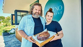 Denně vstává ve čtyři a napekla už tisíce bochníků i větrníků. Sestra Josefa Maršálka si na Moravě plní svůj sen