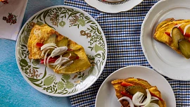 Vaříme podle ČSN: Pravé socialistické smaženky neboli vaječné řízky. S cibulí, hořčicí a okurkou chutnají skvěle