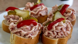 Vaříme podle ČSN: Výbornou uherskou pěnu můžete namazat na veku i okurku a hodí se i naplnění vajíček