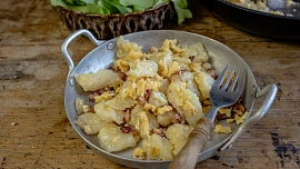 Prázdniny u babičky: Jak na vynikající nočky s vejci a slaninou? Rychlý a levný pokrm vás vrátí do dětství