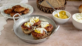 Vaříme podle ČSN: Vepřenky – slavné retro karbanátky z vepřového masa jsou úžasně šťavnaté a s hořčicí chutnají báječně