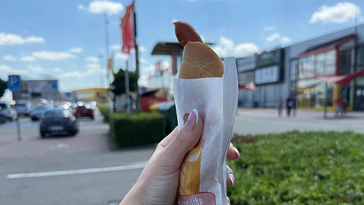 Kam v Brně na nejlepší párek v rohlíku: Objevili jsme perfektní produkt za 49 Kč i totální zklamání za 24,90 Kč