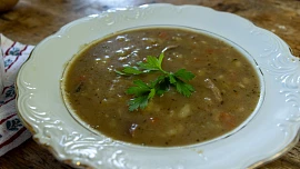 Prázdniny u babičky: Ta nejlepší letní bramboračka voní houbami a majoránkou a zasytí i jako hlavní chod