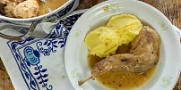 Prázdniny u babičky: Pečený králík připravený podle tradičního receptu je báječně šťavnatý a nádherně voní česnekem