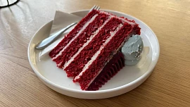 Jak chutná dort s příchutí chleba se škvarkama? V brněnské cukrárně Sorry-pečeme jinak za něj zaplatíte 169 Kč