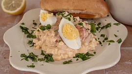 Holandský sýrový salát podle ČSN: Poctivý retro recept, který chutná stejně jako dřív. Za pár korun máte vynikající večeři