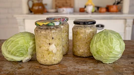 Babiččina spíž: Naložte si domácí zelí, v zimě jako když ho najdete. Způsob je snadný a zvládne ho i úplný začátečník