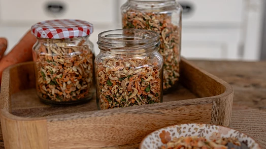 Babiččina spíž: Nasušte si zeleninu do zásoby! Domácí vegeta podle tohoto receptu dochutí polévky i omáčky