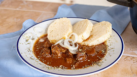 Perfektní hospodský guláš podle ČSN: Oblíbená klasika stojí na přesném postupu. Záleží na smažení cibule i teplotě vody