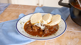 Perfektní hospodský guláš podle ČSN: Oblíbená klasika stojí na přesném postupu. Záleží na smažení cibule i teplotě vody