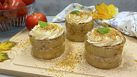 Tradiční jablečný dezert æblekage jako od dánské babičky. Kombinace jablek a strouhanky chutná skvěle a zažene chmury Tradiční jablečný dezert æblekage jako od dánské babičky. Kombinace jablek a strouhanky chutná skvěle a zažene chmury