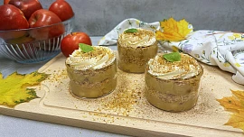 Tradiční jablečný dezert æblekage jako od dánské babičky. Kombinace jablek a strouhanky chutná skvěle a zažene chmury