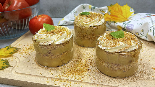 Tradiční jablečný dezert æblekage jako od dánské babičky. Kombinace jablek a strouhanky chutná skvěle a zažene chmury Tradiční jablečný dezert æblekage jako od dánské babičky. Kombinace jablek a strouhanky chutná skvěle a zažene chmury